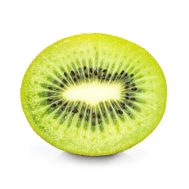 Verse kiwi die op wit wordt geïsoleerd