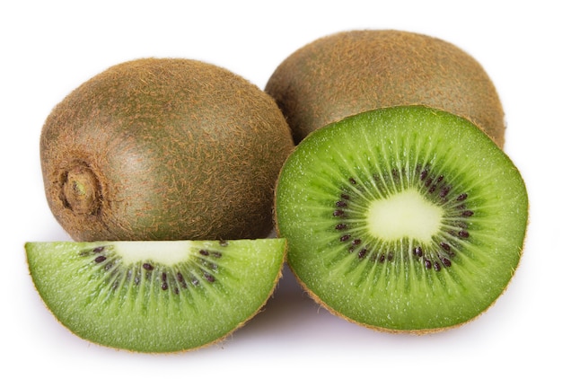 Verse kiwi geïsoleerd op witte achtergrond