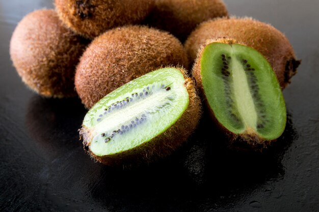 Verse kiwi op zwarte backround. Detailopname.