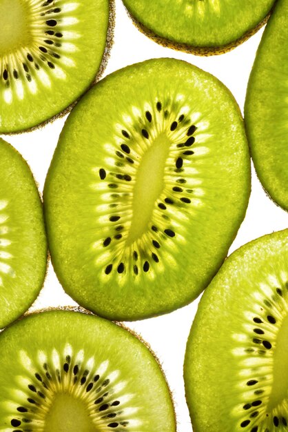 Verse kiwi plakjes geïsoleerd op witte achtergrond close-up bovenaanzicht