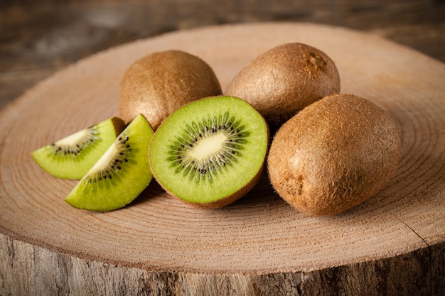 Verse kiwi's op hout, close-up