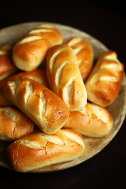 Verse kleine broodjes op een houten dienblad