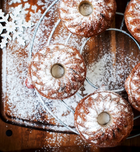 Verse kleine cakes bedekt met poedersuiker. Bovenaanzicht