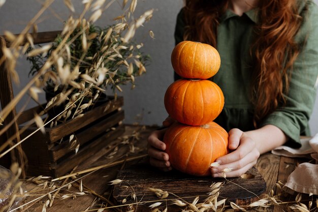 Verse kleine pompoenen op de houten tafel