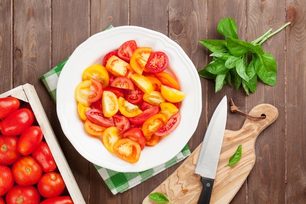 Verse kleurrijke tomaten en basilicumsalade