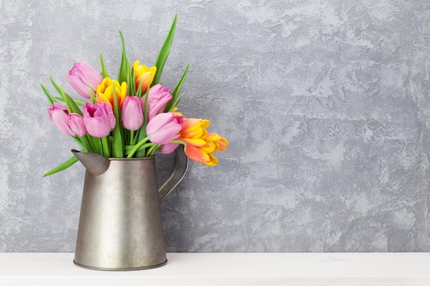 Verse kleurrijke tulp bloemen boeket