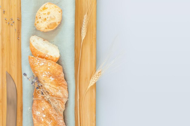 Verse, knapperige, handgemaakte Franse baguette met mes.