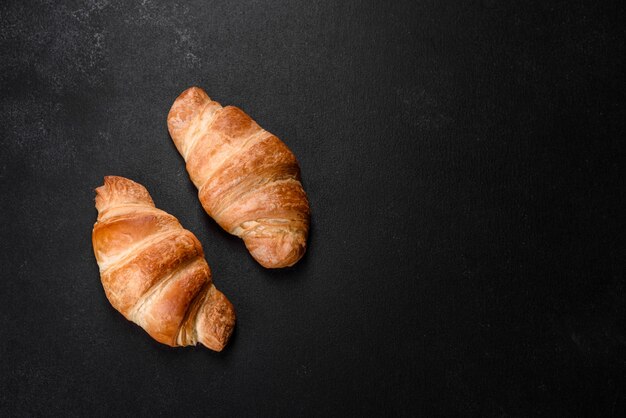 Verse, knapperige heerlijke Franse croissant op zwarte lijst