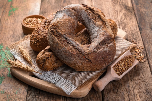 Verse, knapperige volkoren brood close-up. Bakkerijproducten. Zijaanzicht.