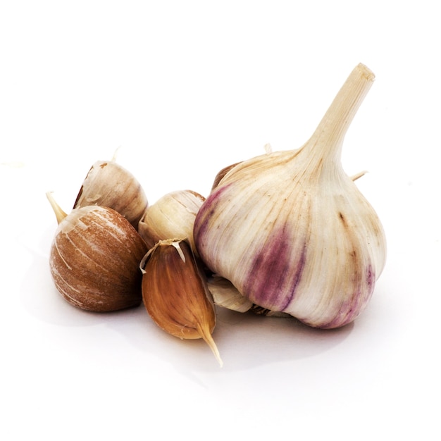Verse knoflook, geïsoleerd op wit