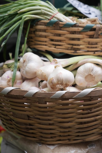 Verse knoflook in een rieten mand