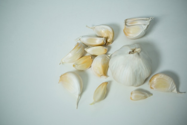 Verse knoflook op de keukentafel