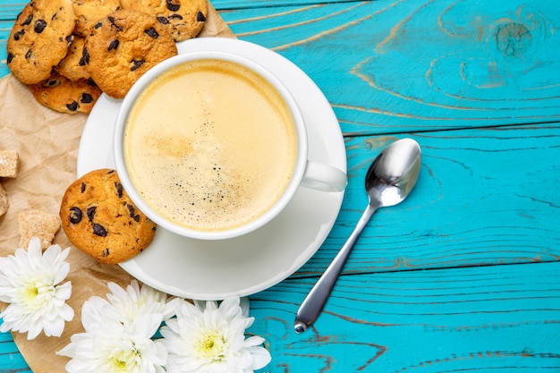 Verse koekjes en koffie op houten achtergrond