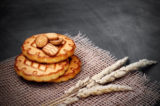 Verse koekjes op een donkere achtergrond