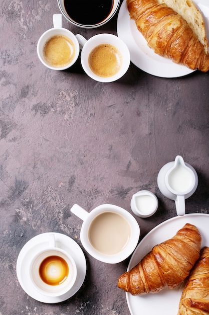 Verse koffie met croissant