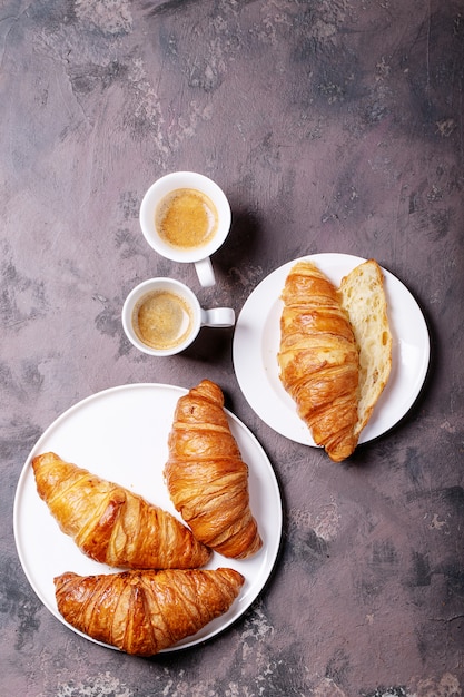 Verse koffie met croissant