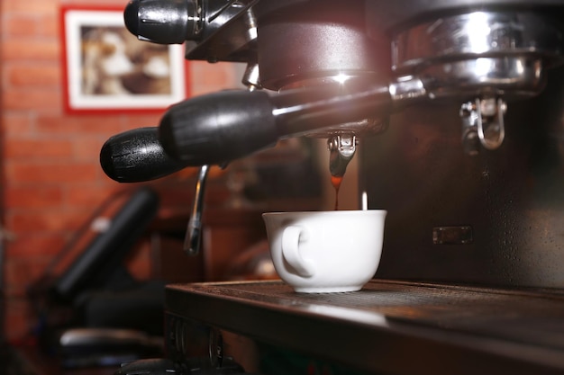Verse koffie zetten in de professionele koffiemachine close-up