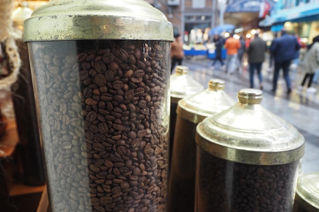 Verse koffiebonen verkopen in de straat van Istanbul in een pot