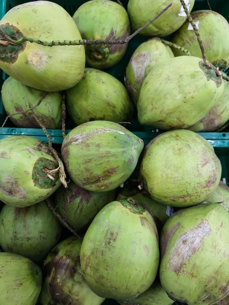 Verse kokosnoot te koop in de markt. zachte focus.