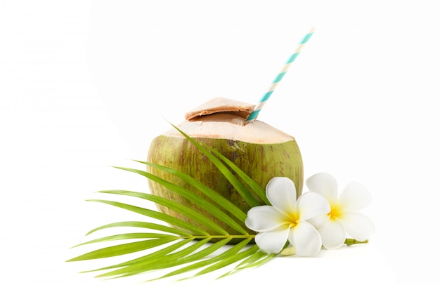 Verse kokosnotendrank met plumeriabloem en document geïsoleerd stro