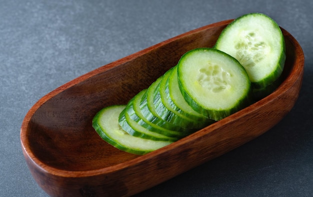 Verse komkommer gesneden in een bord op tafel