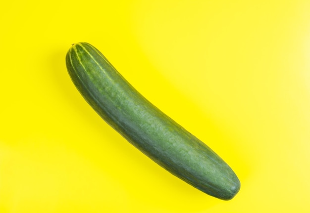 Verse komkommer op gele ruimte als achtergrond voor tekst
