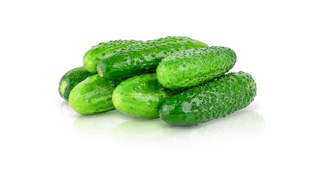 Foto verse komkommers geïsoleerd op wit