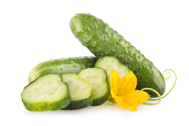 Verse komkommers met bloemen en bladeren die op witte achtergrond worden geïsoleerd