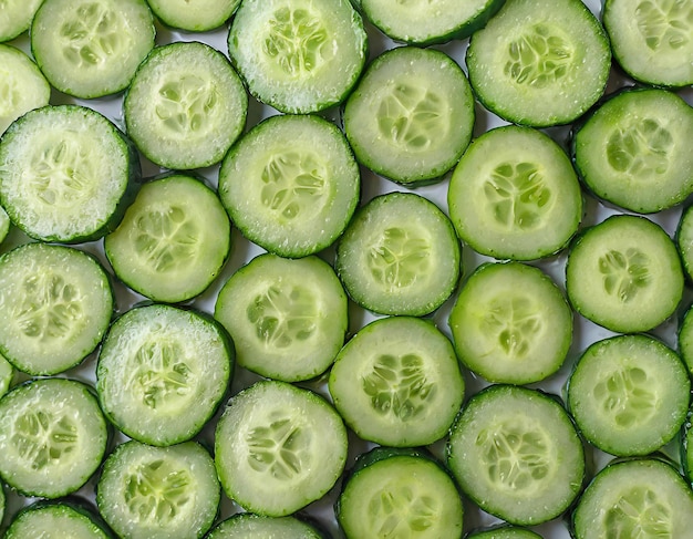 Verse komkommersnijden op de achtergrond van bovenaf vlak gelegd