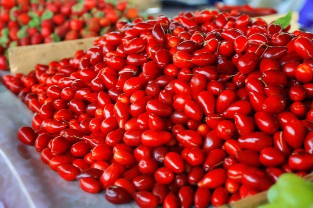 Verse kornoeljebessen op de markt