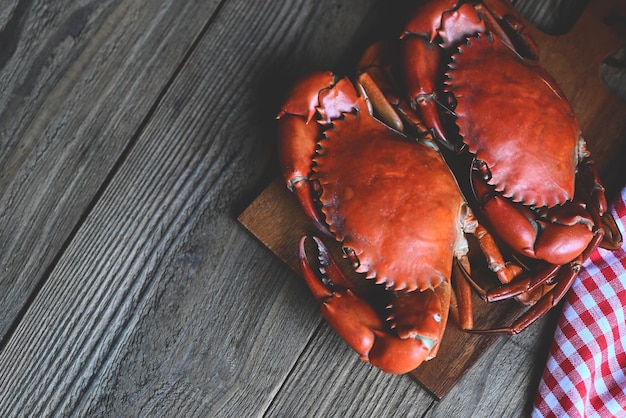 Verse krab op houten snijplank zeevruchten krab koken voedsel gekookt of gestoomde krab rood in de keuken van het visrestaurant