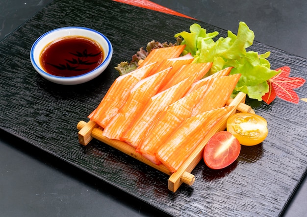 Verse krabstick rauwe sashimi met sojasaus