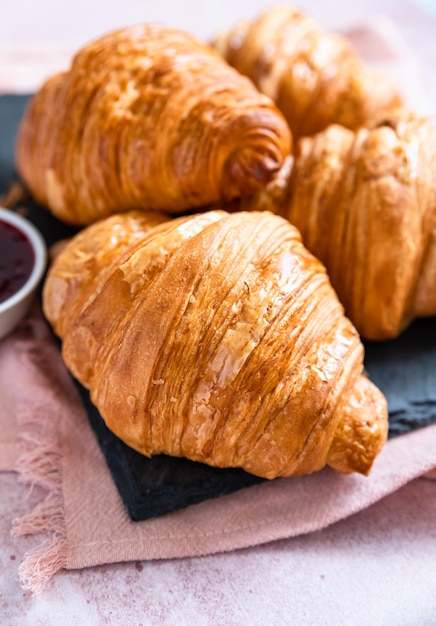 Verse krokante croissants met jam Franse croissant Huisgemaakte bakkerij voor lekker ontbijt