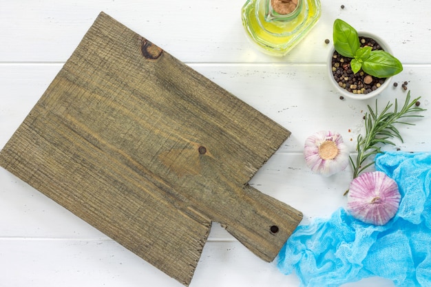 Verse kruiden en een houten plank
