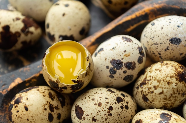 Verse kwarteleitjes in een houten plaat Gezonde voeding Bekijk van bovenaf