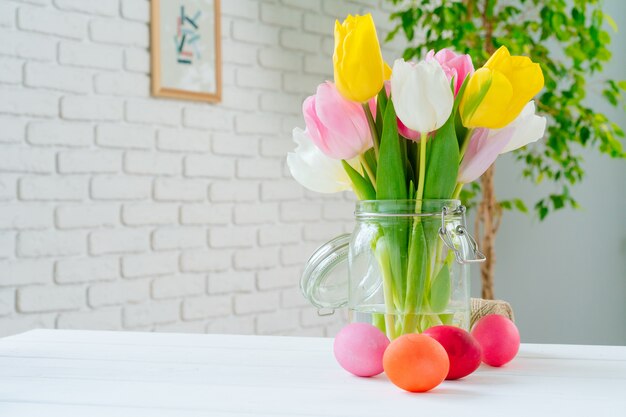 Verse Lentebloemen met beschilderde eieren voor Pasen viering