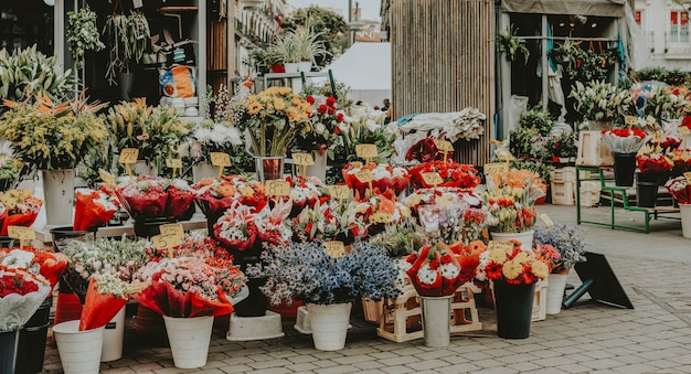 Verse lentebloemen op straat