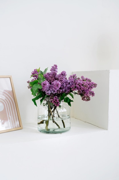 Verse lila takken in een vaas in een licht interieur