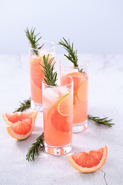 Verse limoen en rozemarijn in combinatie met vers grapefruitsap en tequila