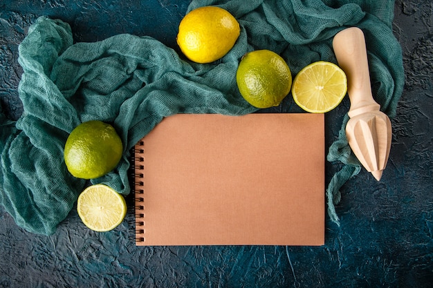 Foto verse limoenen met stokje van citruspers.