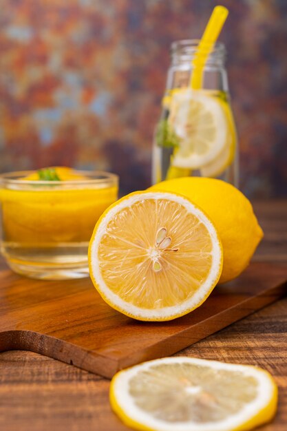 Verse limonade drinken met kruid in glas