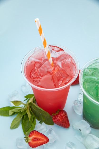 Verse limonade met aardbeien in een plastic beker