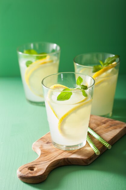 Verse limonade met munt in glazen