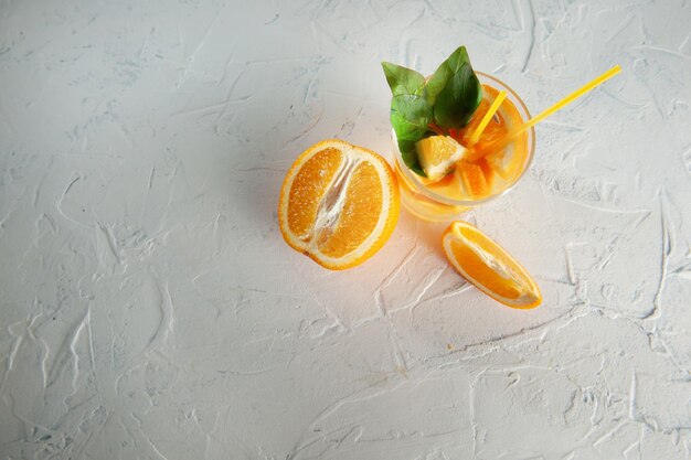 Verse limonade met muntsinaasappel en ijs in glazen pot op de witte achtergrond Zomer koud drankje en cocktail Flatlay