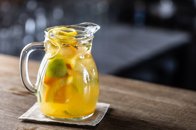 Verse limonade met verschillende citrusvruchten in een volle pot met verse partjes fruit erin.