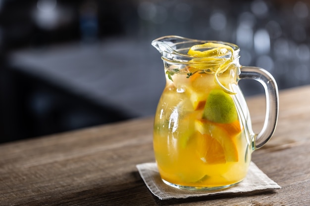 Verse limonade met verschillende citrusvruchten in een volle pot met verse partjes fruit erin.