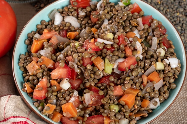 Verse linzensalade met tomaten en uien