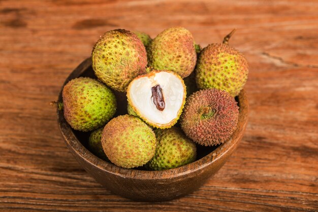 Foto verse litchi op een houten plank achtergrond