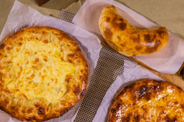 Verse lobiani en khachapuri op een houten tafel in biologische verpakking. Traditionele Georgische gebakjes en eten.