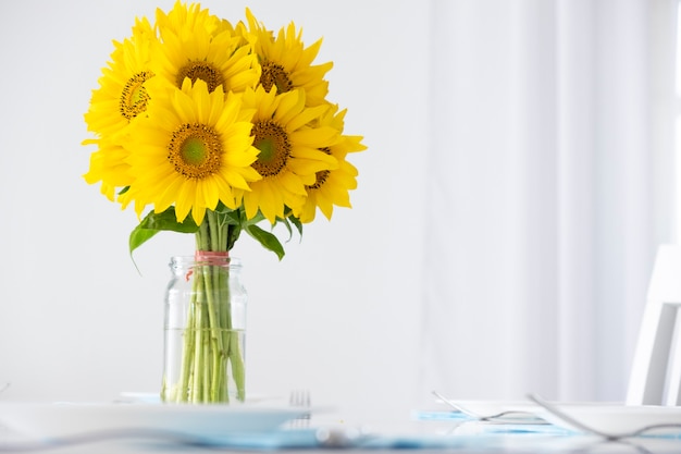 Verse madeliefje zonnebloemen boeket Wenskaart met kopie ruimte Lentevakantie Moederdag